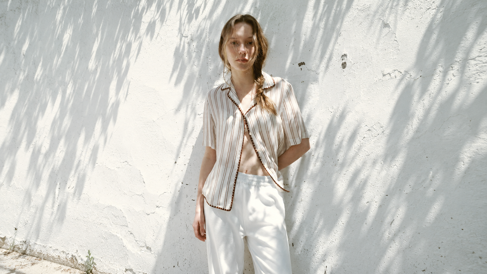 Minimal Elegance in Motion: A Modern Guide to Effortless Everyday Dressing